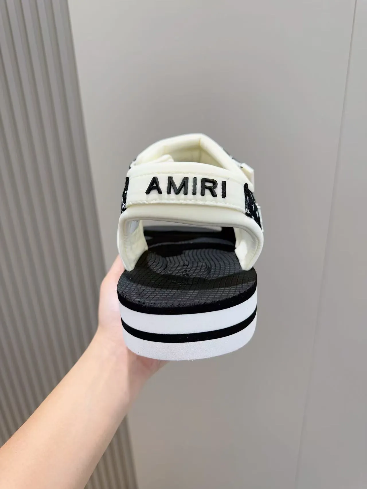 [AMIRI*AMIRI] P:500💰 Size: 39-45 Official website new original version 1:1 AMIRI*AMIRI classic men's sandals, high-end boutique, original material, TPU foam bottom, fine workmanship, casual, loose and comfortable, a must-have in summer.